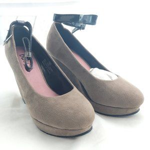 Bucco Womens Beige Suede Round Toe Ankle Strap Wedge Platform Heels Size 5.5